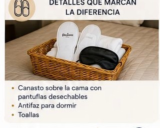 Pantuflas y detalles de cortesía sobre la cama